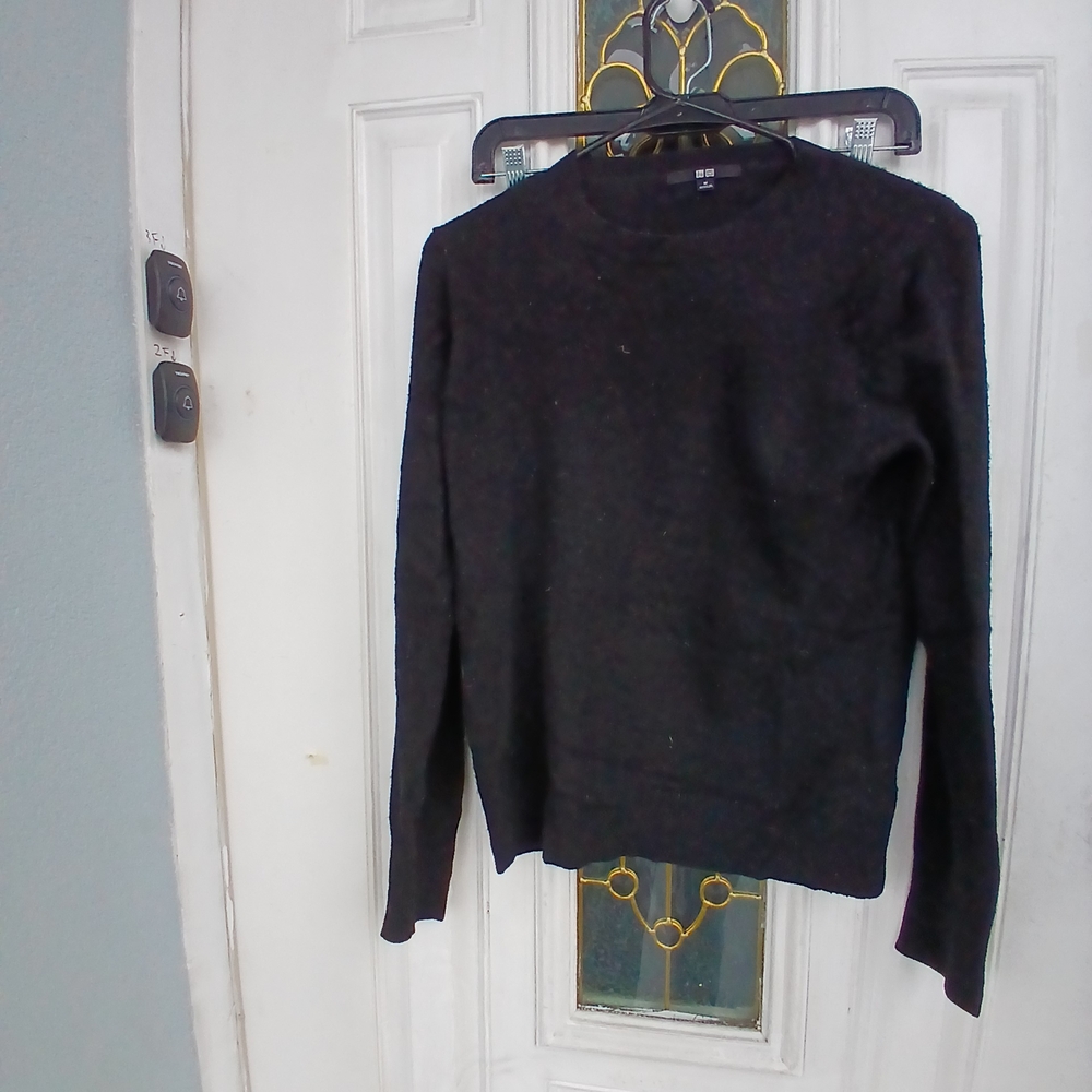 Uniqlo Black Crewneck Sweater